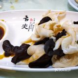 店里坐满了客人，生意红火