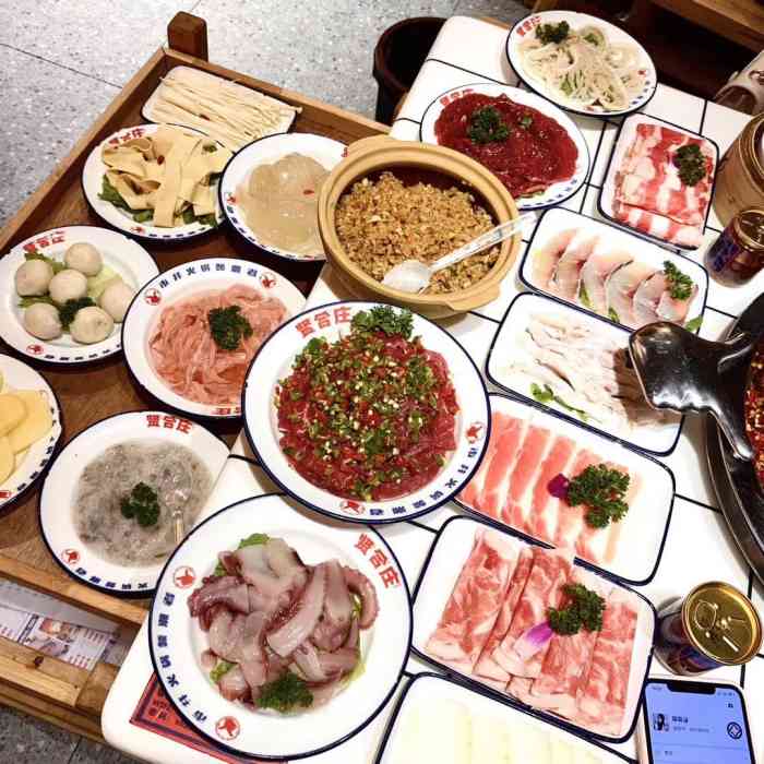 贤合庄卤味火锅(河西王府井店)-"在某平台上买的9.9抵100的券,菜品满.