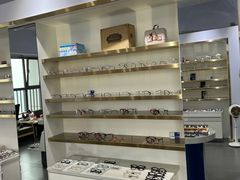 -视野联行眼镜•蔡司•依视路(温江店)