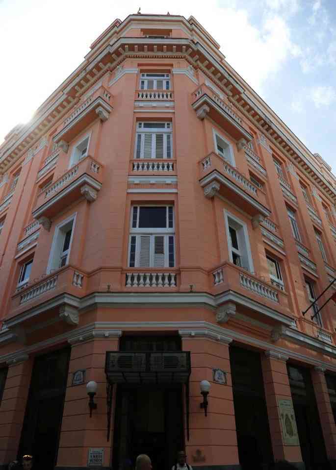 两个世界饭店-"两个世界饭店是一个偏粉色的多层建筑,外边.