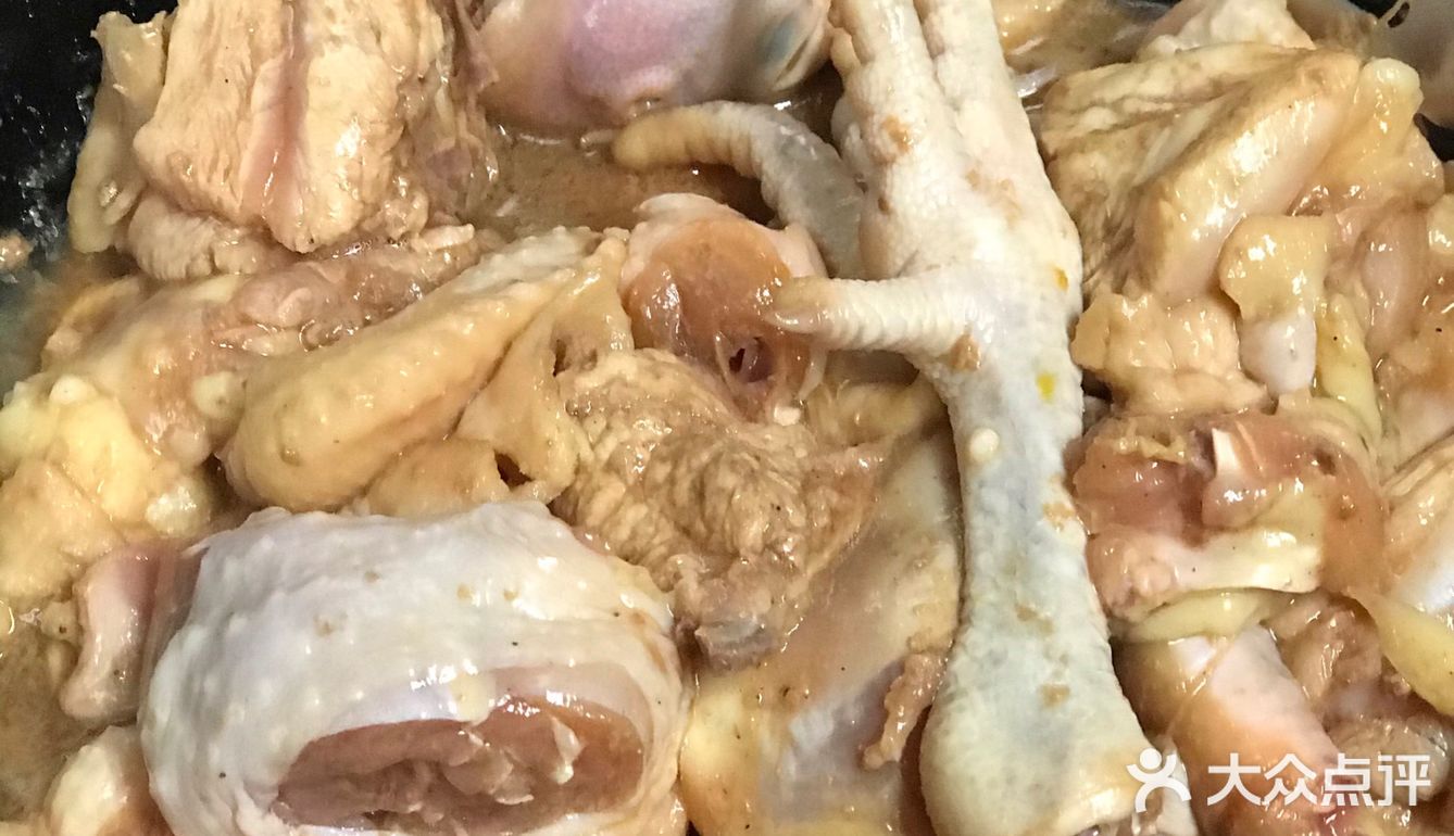 大盘鸡和炒面片！材料非常简单：半只三黄鸡