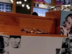 -LOOK眼镜·蔡司依视路配镜(宝山万达店)