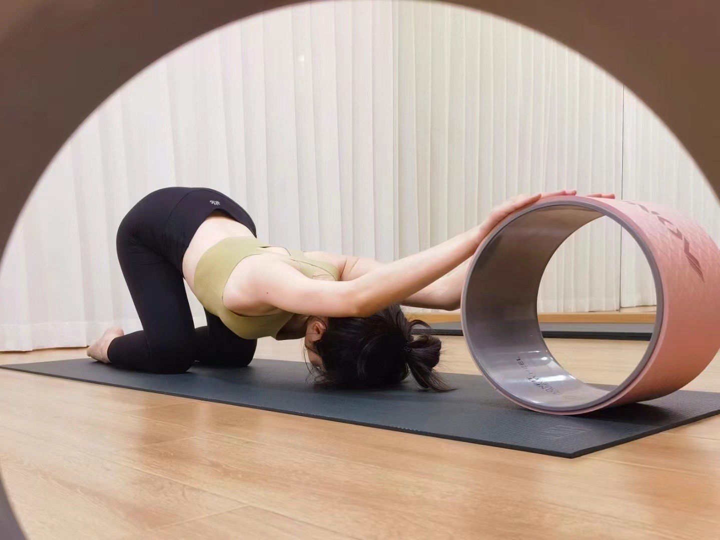 轮瑜伽 可以让脊柱得到全面的伸展,帮助我们更好的打开身体,释放压力