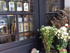门口的鲜花-良友书坊(安徽路店)