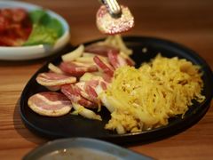 烤精选猪五花配酸菜-小米烤肉-泥炉炭烤(常营店)