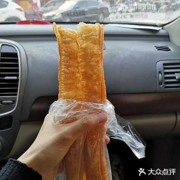 豆腐脑油条是南京人最喜欢吃的早饭之一，买一根刚出炉的