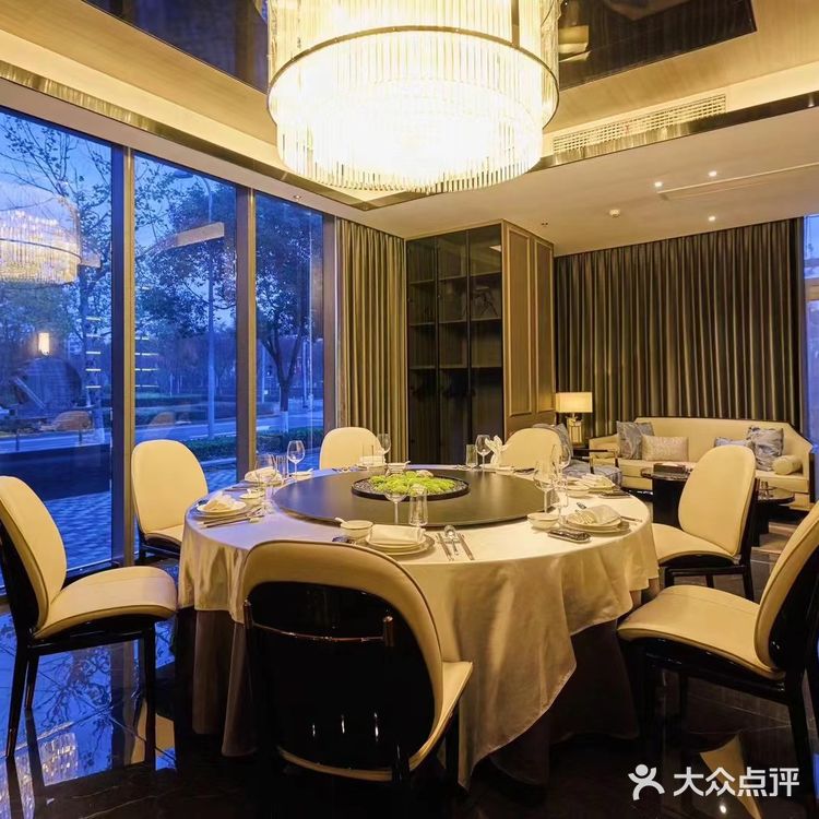 正荣·云上餐厅 环境：餐厅是海派新中式的风格