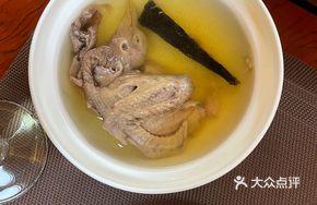 Ganoderma and Dendrobium Soup with Stone Oyster