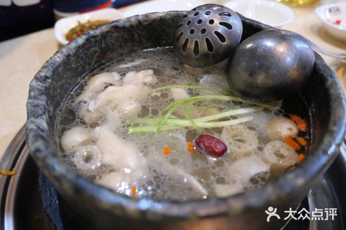 墨脱石锅椰子鸡•糟粕醋•东山羊(大东海店)墨脱石锅椰子鸡图片
