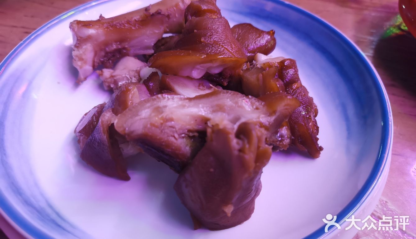 啤酒撸串子,因为瑞虹这家店店门口是可以摆桌子的