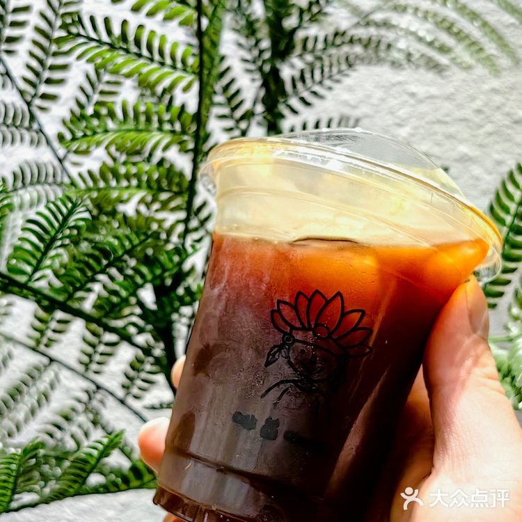 小店新开在上亿广场对面的街边，确实有点偏