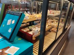 面包甜点陈列柜-顶东面包花园·生日蛋糕(世博店)