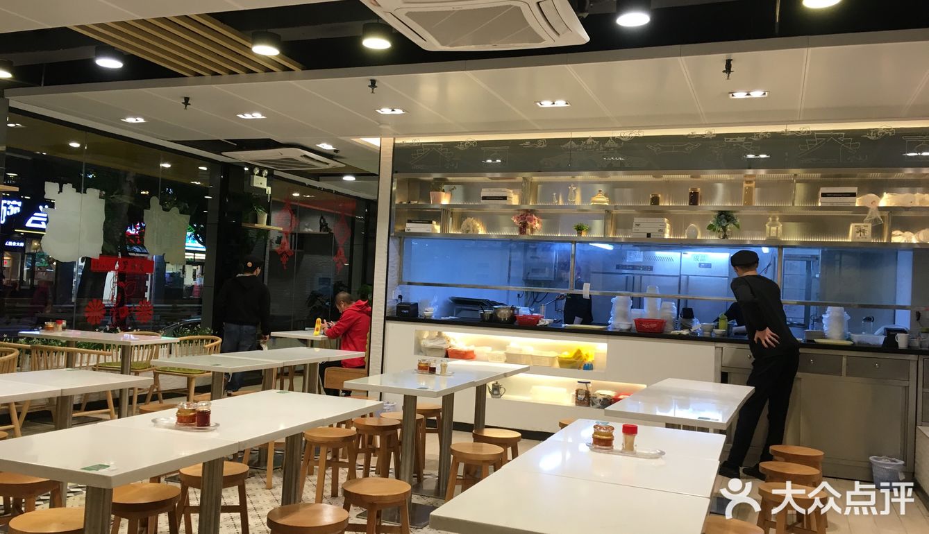 新装修以后感觉曾经的韵味都没有了. 八仙桌