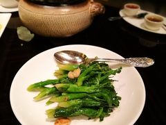 拍蒜油渣炒芥兰苗-北京四季酒店·采逸轩