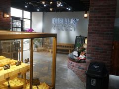 面包甜点陈列柜-啊噗吐呦现场烘焙(麦凯乐店)