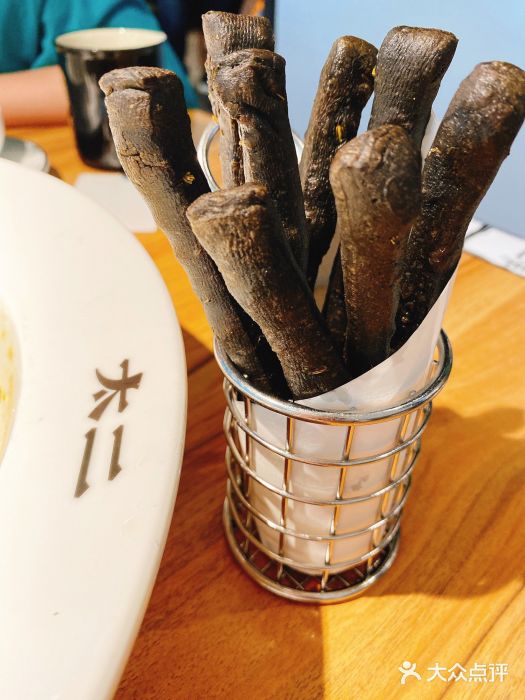 太二酸菜鱼(福州泰禾店)蘸汤吃的黑油条图片