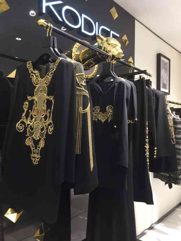 kodice(世纪金花店)-"从门口路过就会被黑金的高级配色吸引住,黑.