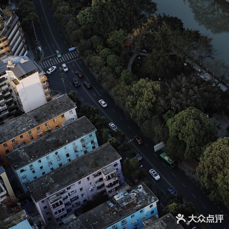 审美提升｜𝘊𝘩𝘦𝘯𝘨𝘥𝘶｜城｜追一束光