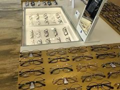 -三目眼镜·蔡司视觉合作店(青浦宝龙店)