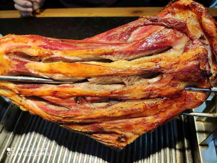 科尔沁阿哥烤羊腿-"烧烤设备好,不燃烧.这肉味道不错,一般四.