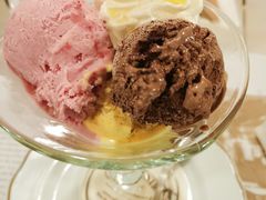 草莓巧克力香草冰淇淋-Majestic Café