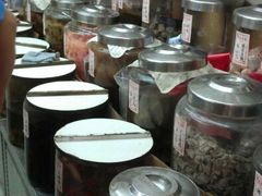 店内传统的玻璃缸-九龙酱园