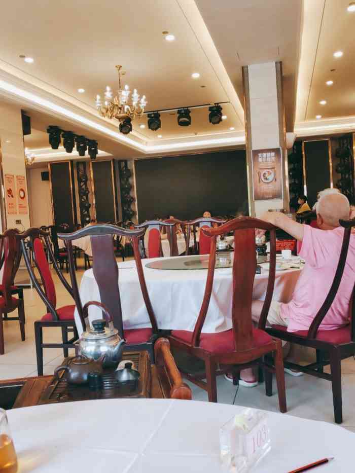 一家广式酒楼,有两层.我们在二楼包间是有提前预约过,交了订金.