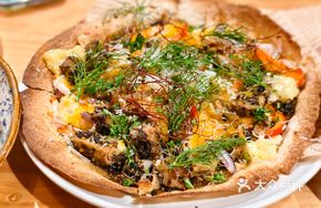 Pickled Mustard Greens and Pork Pizza