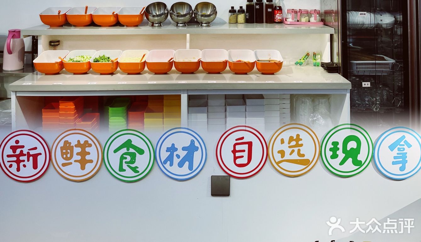 在海鲜集市里直接烫火锅，也太好吃了吧