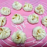 每个饺子皮中间放入肉末，大拇指按住一个方向打折成一圈