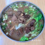 梧岗里的巷子里，招牌亮堂堂的一眼容易望到