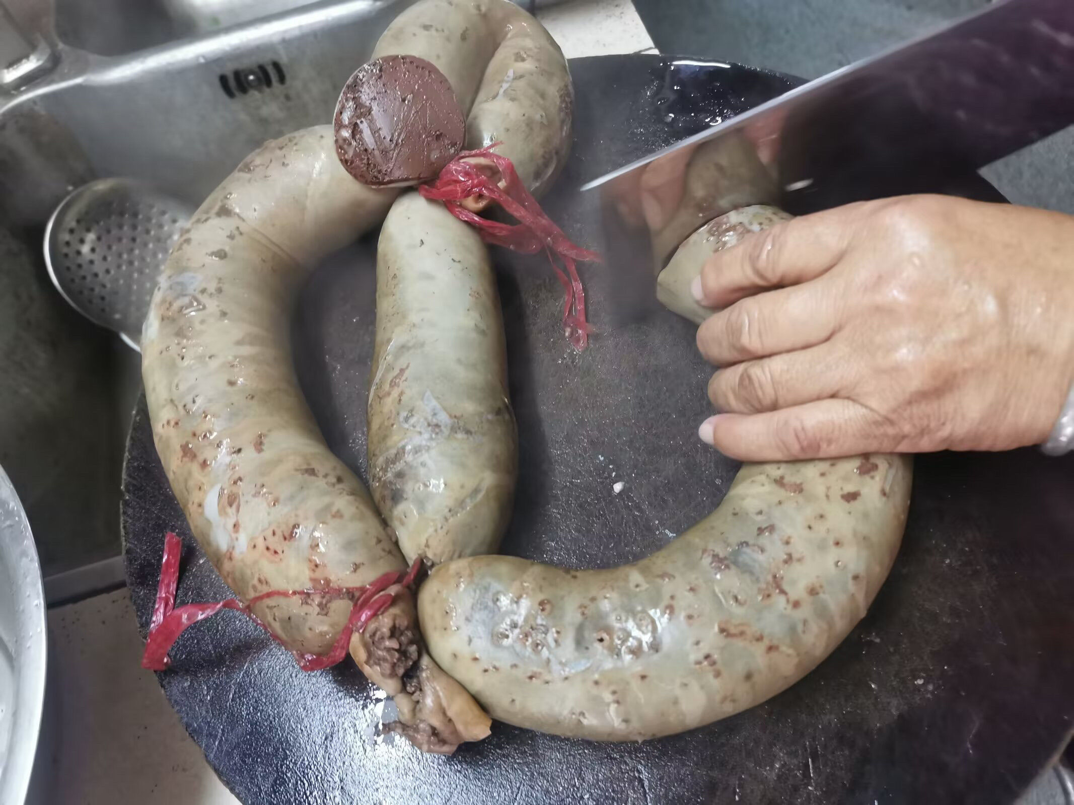 80.90的对这个应该都不陌生吧!灌猪血肠,小时候的味道