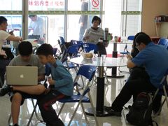 等候时也在忙碌-广州保龄球馆(广州天河体育中心店)