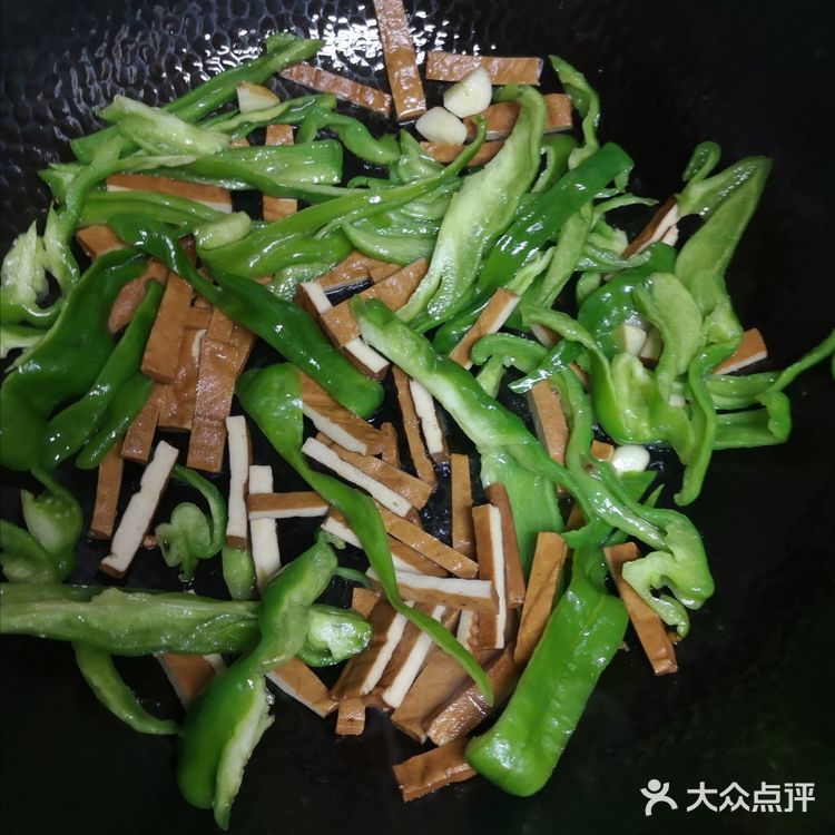 青椒炒香干看起来就特别好吃，自制的更香呢。