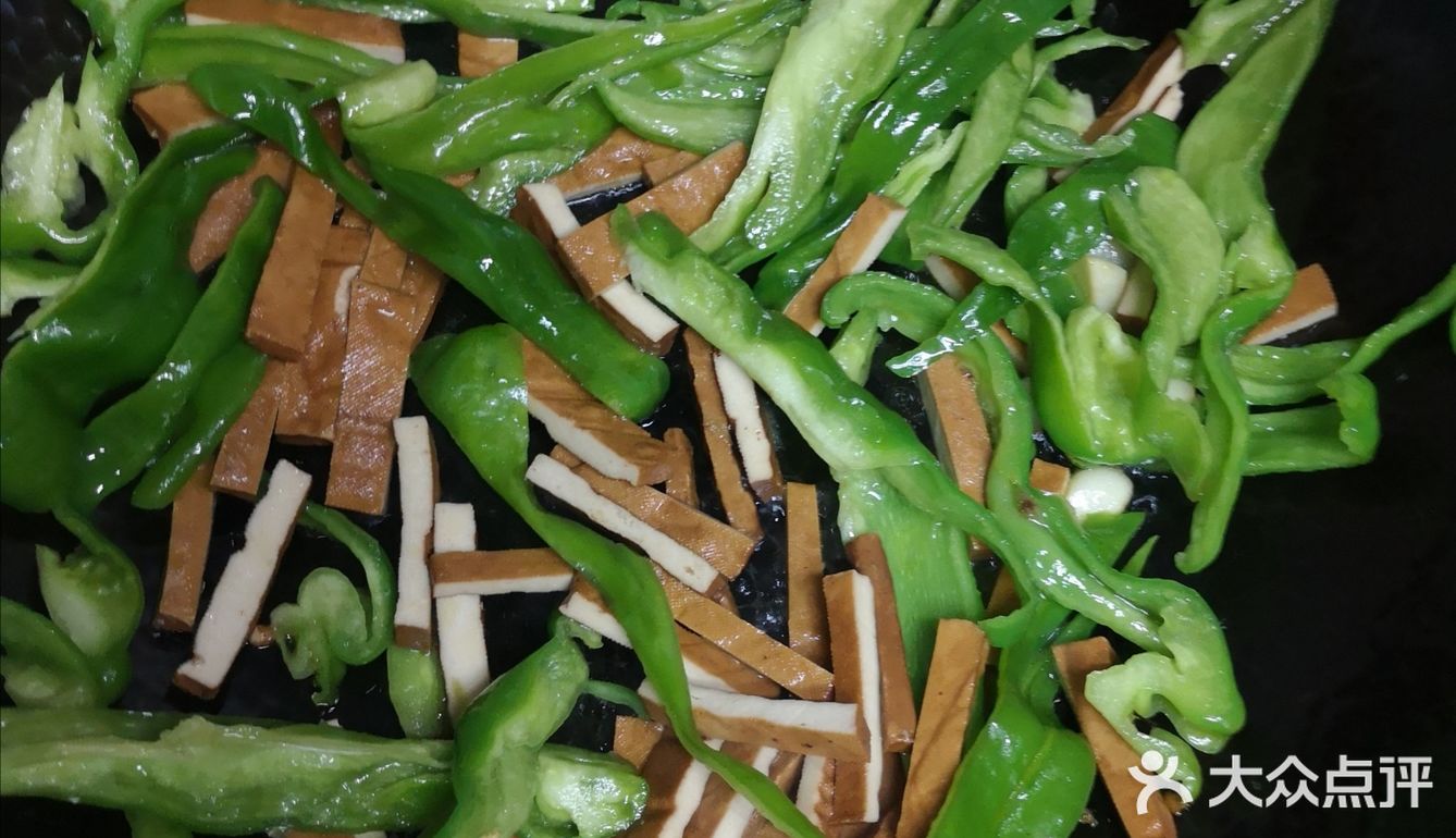 青椒炒香干看起来就特别好吃，自制的更香呢。