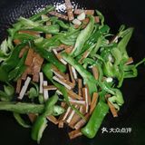 青椒炒香干看起来就特别好吃，自制的更香呢。