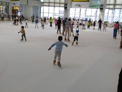 小伙子的速滑越來越快-冰纷万象滑冰场(深圳万象城店)