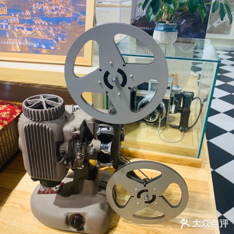 店内售卖各种款式的长城明信片、冰箱贴…