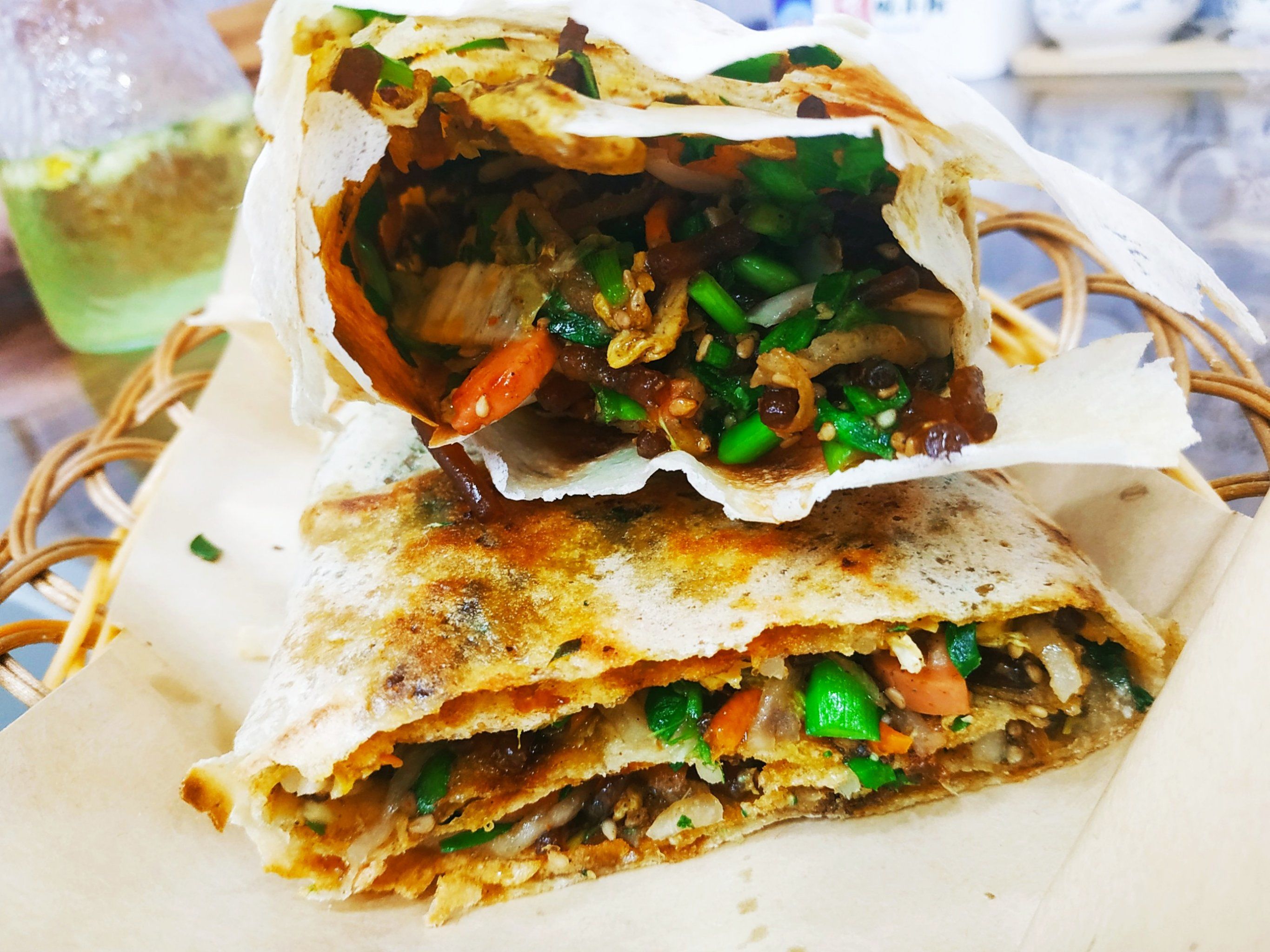 特色是小山羊泥锅羊汤,微山湖鲤鱼,辣子鸡,山东菜煎饼