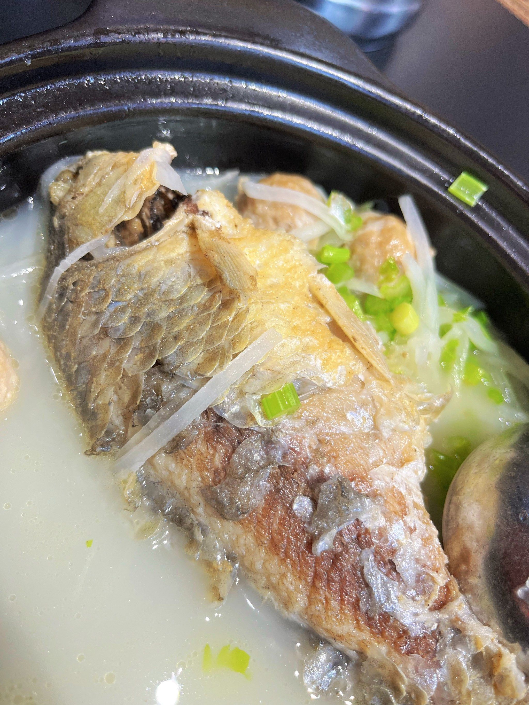 经常去如家吃饭,第一次在如家点鲫鱼丸子汤没有去鱼鳞,汤都有股腥味.