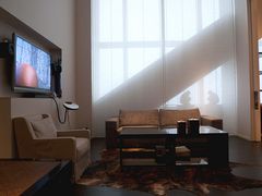 上海柏悦酒店外交官套房-客厅沙发区-上海柏悦酒店