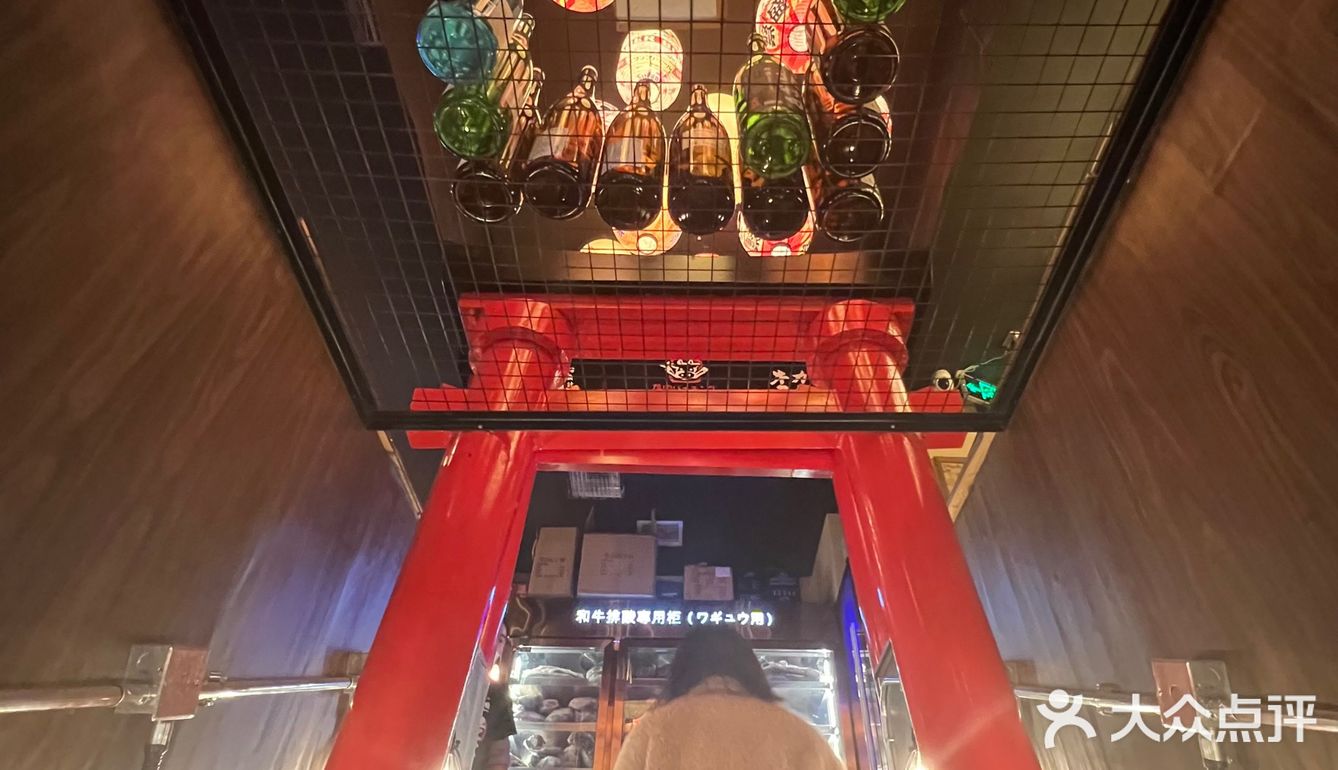 拉开这扇一人宽的门,我惊了👀 氛围感满分的楼梯
