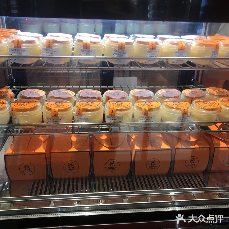 在金鹰世界负一楼，位置超棒。绝对是网红届的扛把子