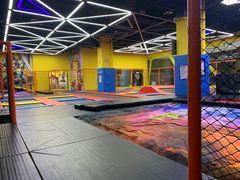 -爱蹦iBOON蹦床运动馆(江汉店)