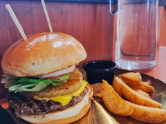 焦糖烤菠萝牛肉汉堡-魏斯理汉堡(西安沣东吾悦店)