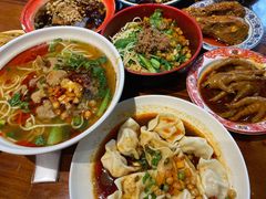 -爆炸头阿姨小四川正宗川味小吃(无任何分店)
