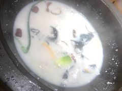 -咕嘟草帽鱼·牛奶一样的鲜鱼汤(天鹅湖万达广场店)