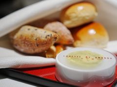 餐前面包配黄油-弦月窗LUNETTE BY AMANDA(复兴路店)