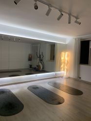 -闺蜜瑜伽·普拉提女性塑形馆