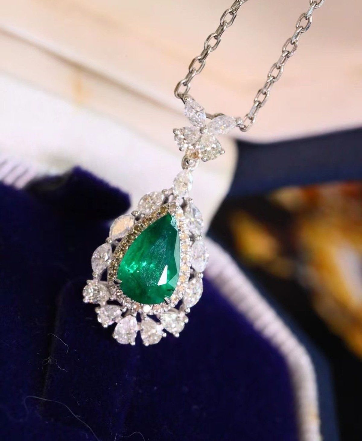 水滴形的祖母绿项链